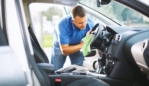Säuberung des Auto-innerns